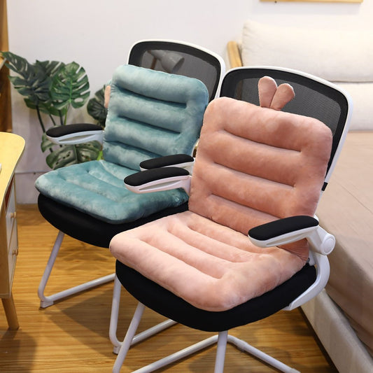 Zwei ergonomische Bürostühle mit rosa und blauen Plüschkissen, modernes Design, Holzfußboden.