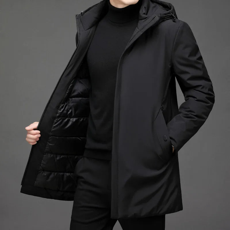 Mann in schwarzem Wintermantel mit Kapuze, elegant, warm, modisch, Herrenbekleidung.