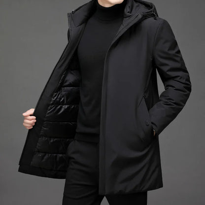 Mann in schwarzem Wintermantel mit Kapuze, elegant, warm, modisch, Herrenbekleidung.
