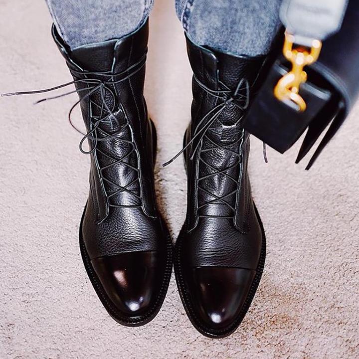 Schwarze Lederstiefel mit Schnürung, elegantes Design, Damenmode, Herbst-Winter-Trend.