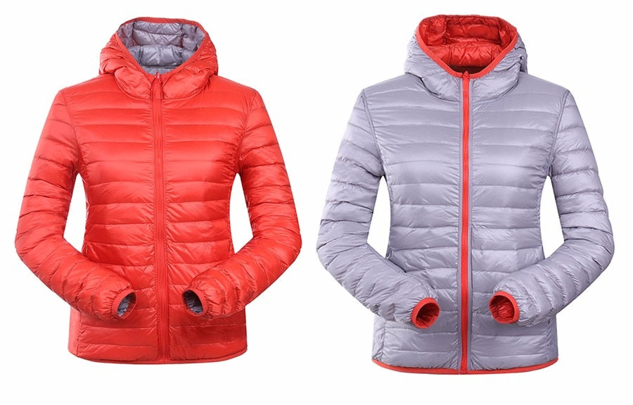 Zwei Damen-Daunenjacken, rot und grau, mit Kapuze, leicht und warm.