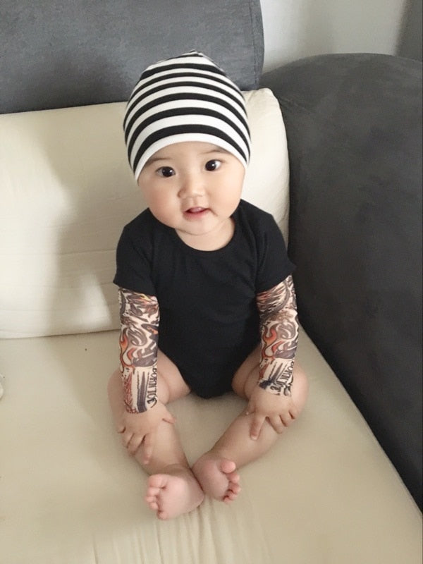 Langarm-Babybody mit Tattoo-Ärmel im Druckdesign – Rockbaby