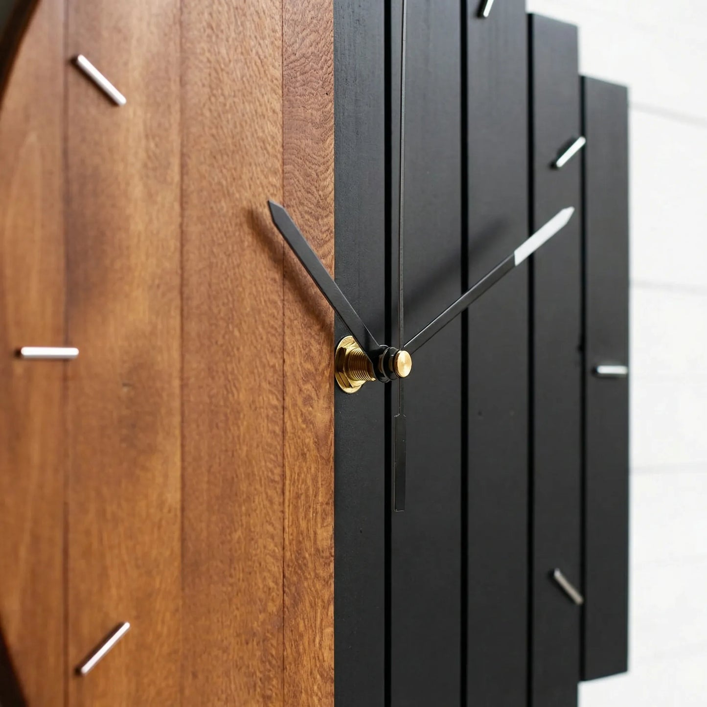 Halbrunde Wanduhr Im Lamellen-Design - Timbera