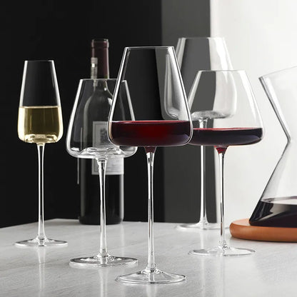 Gläser mit Rotwein und Sekt in einer Gruppe, dahinter eine Flasche und eine Karaffe 5