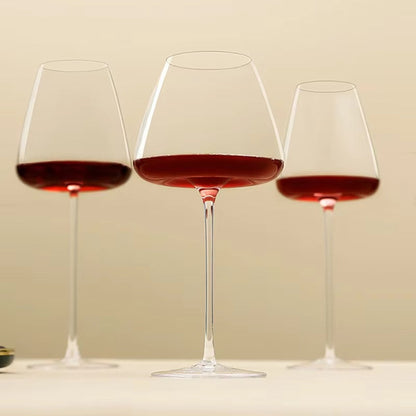 Drei unterschiedlich große Gläser mit Rotwein nebeneinander vor beigem Hintergrund 10