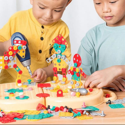 Montessori Werkzeugkasten-Set für Kinder mit zwei Kindern und blauem Spielzeugbohrer am Tisch