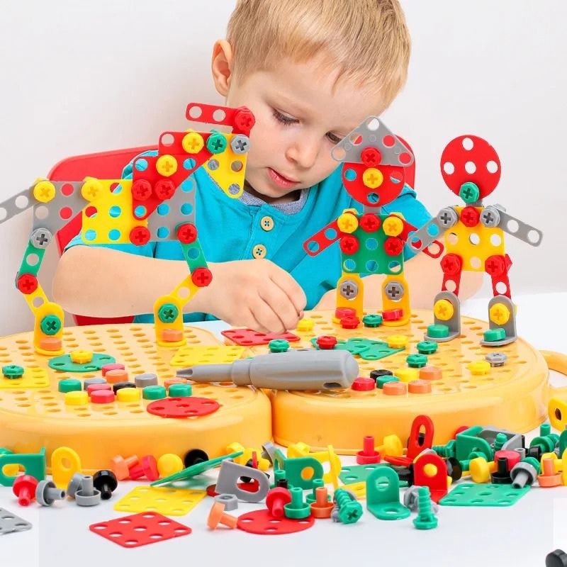 Montessori Werkzeugkasten-Set für Kinder mit bunten Bauteilen auf der gelben Steckplatte