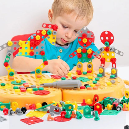 Montessori Werkzeugkasten-Set für Kinder mit bunten Bauteilen auf der gelben Steckplatte