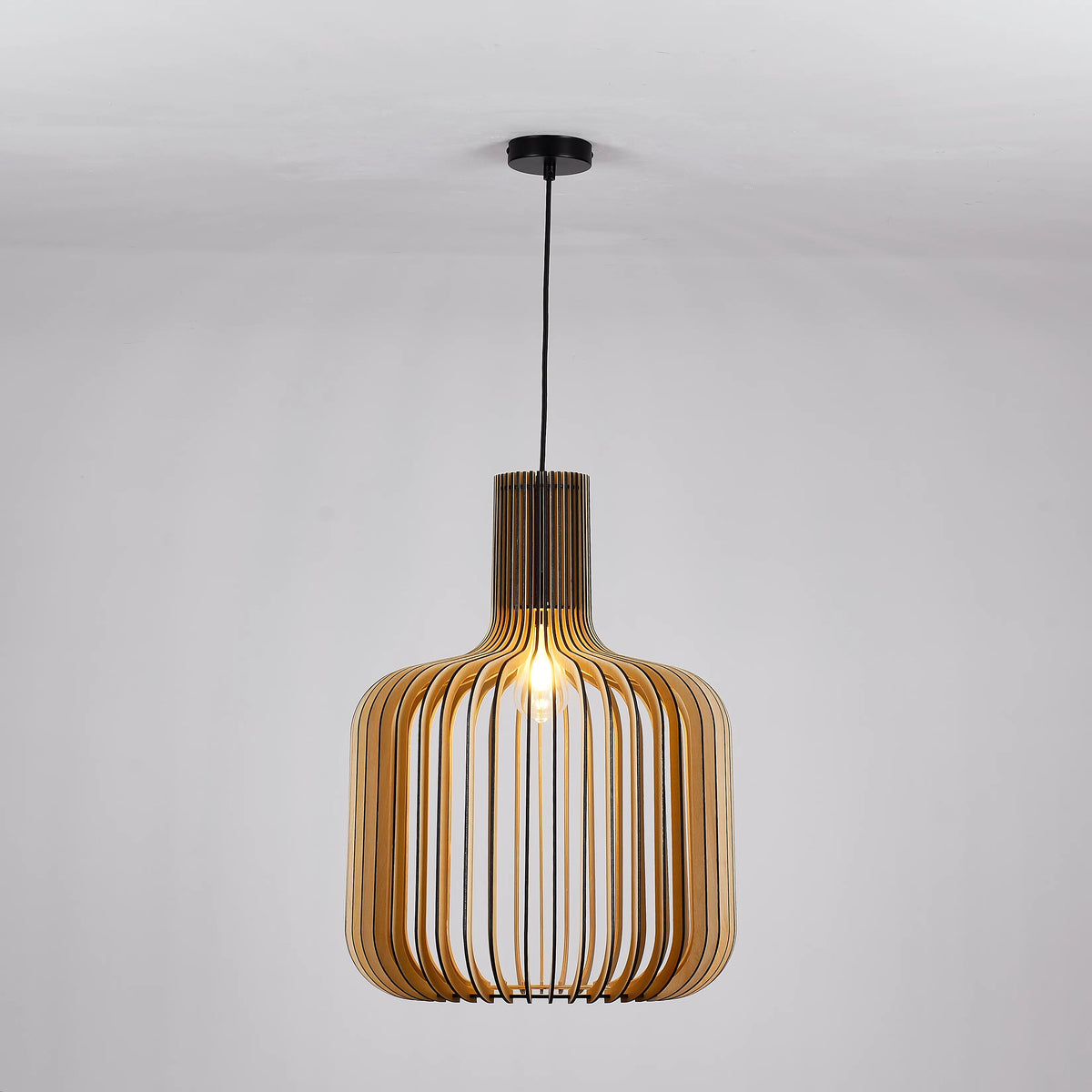 Pendelleuchte aus Holz in runder Form mit schwarzer Deckenhalterung und Kabel