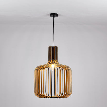 Pendelleuchte aus Holz in runder Form mit schwarzer Deckenhalterung und Kabel