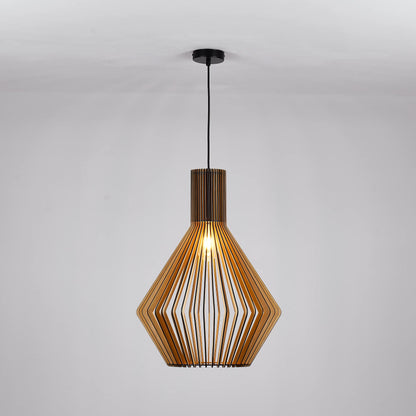 Pendelleuchte aus Holz in rautenförmiger Form mit schwarzer Deckenhalterung und Kabel