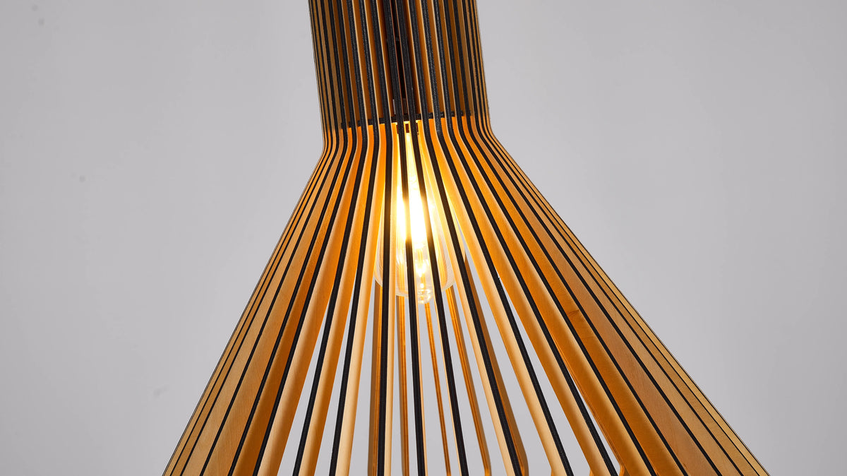 Detail der Holzlamellen mit schwarzen Zwischenlagen und einer leuchtenden Glühbirne