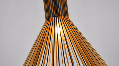 Detail der Holzlamellen mit schwarzen Zwischenlagen und einer leuchtenden Glühbirne