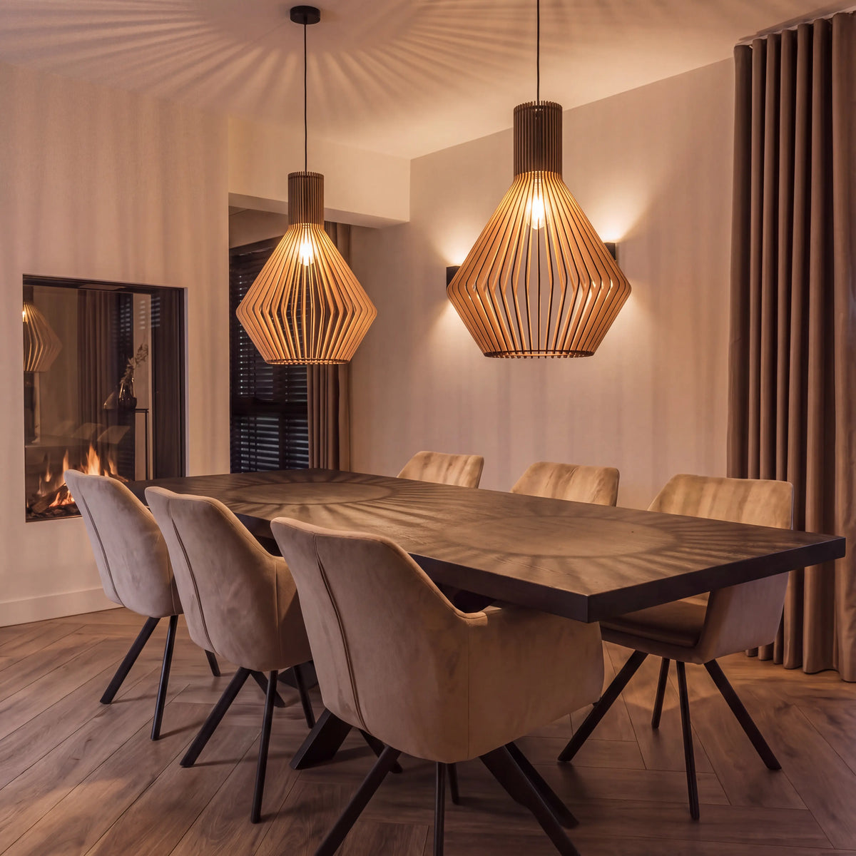 Pendelleuchte aus Holz in rautenförmiger Form über einem Esstisch