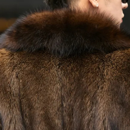 Brauner Pelzmantel, luxuriöses Design, weiches Fell, elegante Mode, Winterbekleidung.