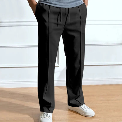 Herren Slim Fit Hose in Schwarz, Frontansicht mit sichtbarem Kordelzug und Bundfalten