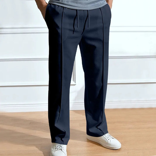 Herren Slim Fit Hose in Marineblau, Frontansicht mit Bundfalten und Kordelzug am Bund