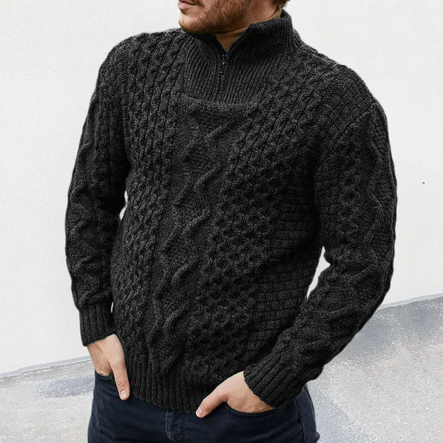 Schwarzer Herren-Strickpullover mit Zopfmuster, hoher Kragen, lange Ärmel, Wintermode.