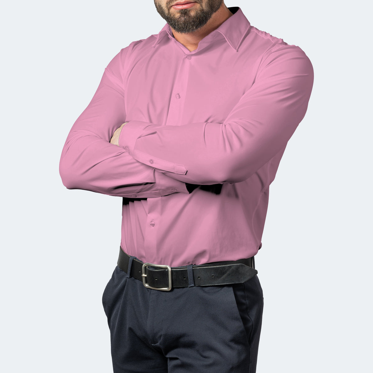 Mann im rosa Hemd mit verschränkten Armen, dazu dunkle Hose und schwarzer Gürtel 8