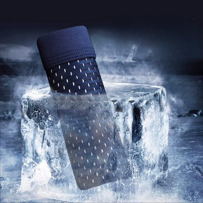 Blaue Boxershorts mit Lochmuster ragt aus einem Eisblock und soll kühlende Wirkung zeigen 2