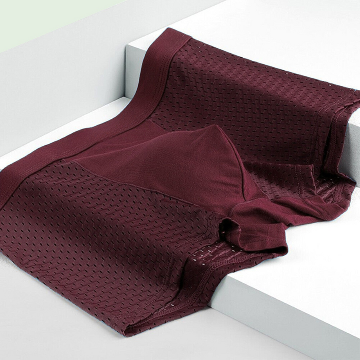 Weinrote Boxershorts liegt flach auf weißen Stufen, gelochte Seitenpartien und glatter Mittelteil sichtbar 6