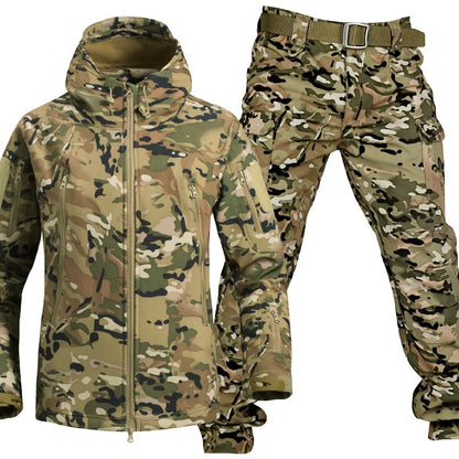 Set aus Jacke und Cargohose im Tarnmuster mit Beige-, Grün- und Schwarztönen, dazu ein Gürtel. 11