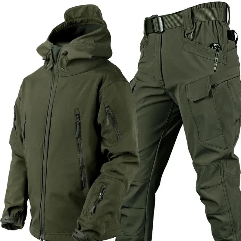 Olivgrünes Set aus Kapuzenjacke und Cargohose mit Gürtel, schräg von vorn auf weißem Hintergrund. 13