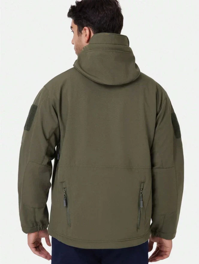 Rückansicht der olivgrünen Jacke an einem Mann, mit Kapuze, Nahtverlauf am Rücken und zwei Reißverschlusstaschen. 6