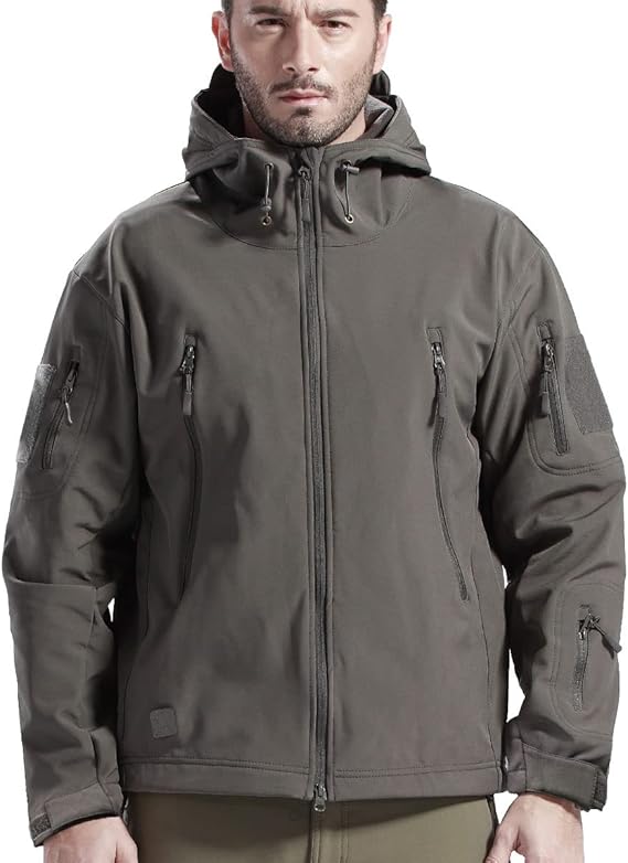 Mann trägt die graugrüne Jacke mit Kapuze, Reißverschlusstaschen und Klettflächen an den Ärmeln, Vorderansicht. 9