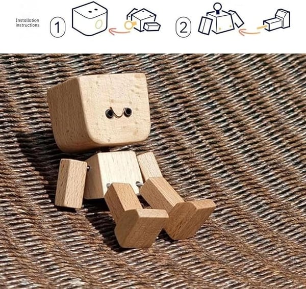 Holzfigur auf braunem Geflechtuntergrund mit Zeichnung zum Zusammenbau von Kopf und Körper.