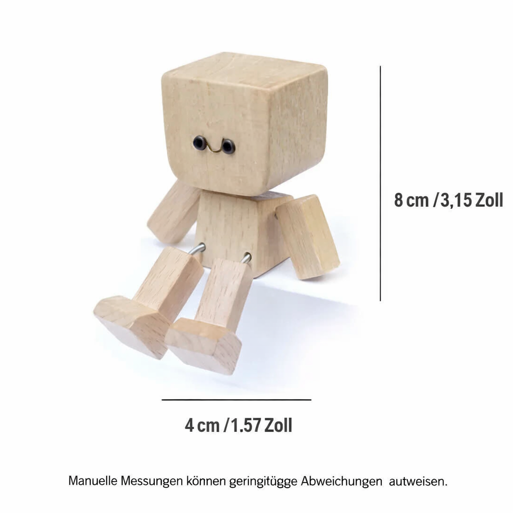 Sitzende Holzfigur vor weißem Hintergrund mit eingezeichneten Maßen von etwa 8 cm hoch und 4 cm breit.