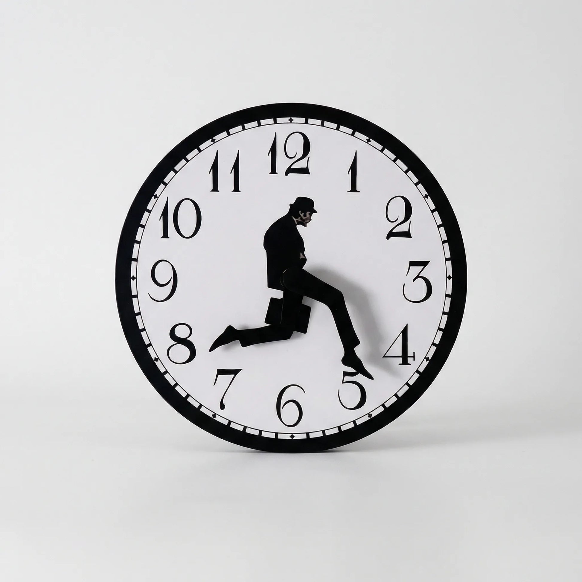 Humorvolle Wanduhr - TickleStride