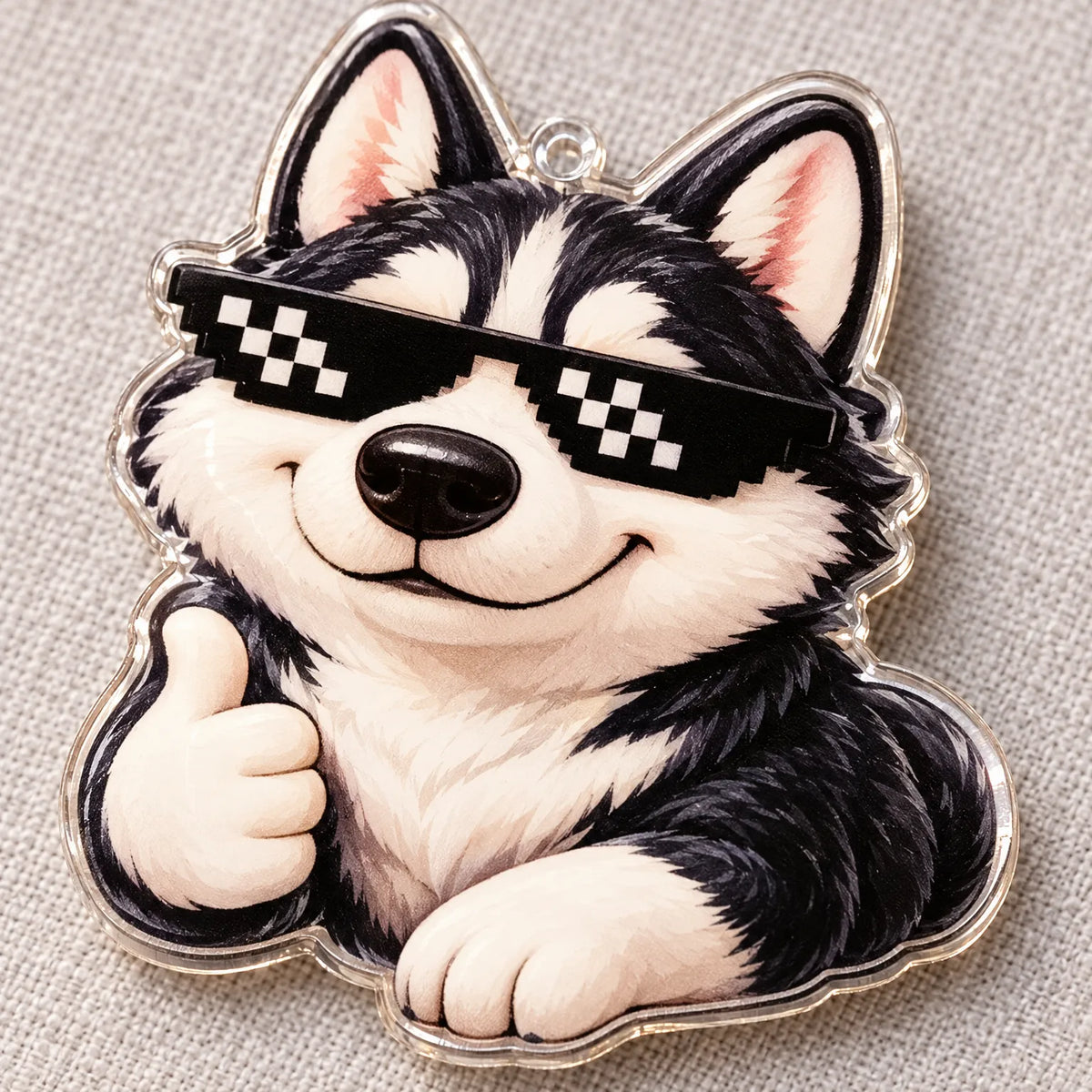 Nahaufnahme eines einzelnen Acryl-Anhängers: lächelnder Husky mit Pixel-Sonnenbrille und Daumen nach oben, mit Aufhängeöse. 4