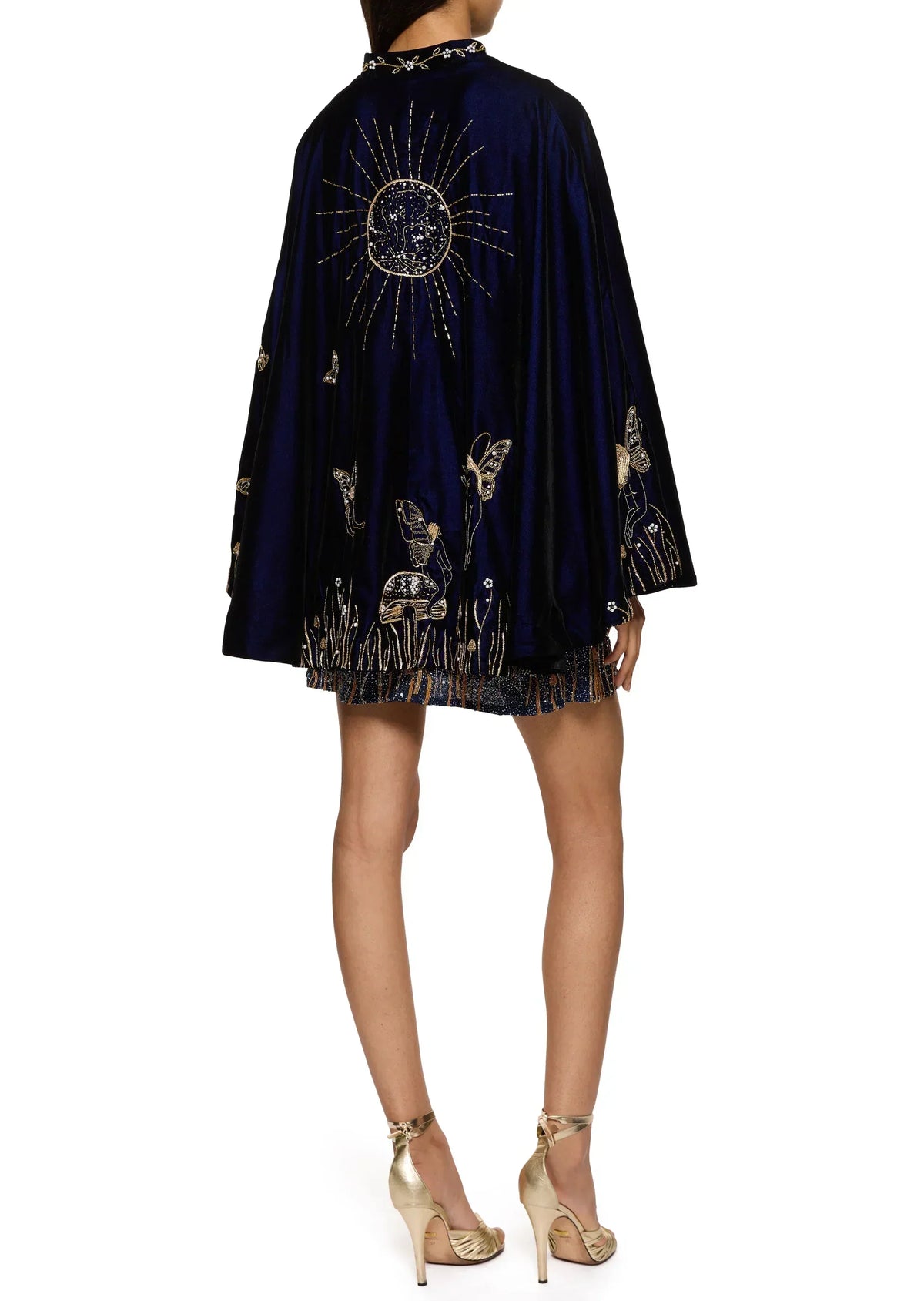Rückansicht des bestickten Samtcapes über dem Kleid, mit großer goldener Sonne und Feenmotiven 10