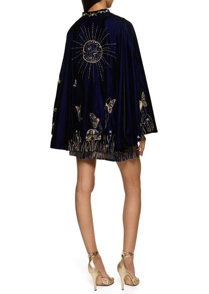 Rückansicht des bestickten Samtcapes über dem Kleid, mit großer goldener Sonne und Feenmotiven 10