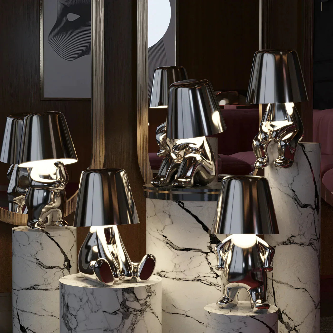 Silberne Designer-Tischlampen auf Marmorsockeln, modernes Interieur, stilvolle Beleuchtung.