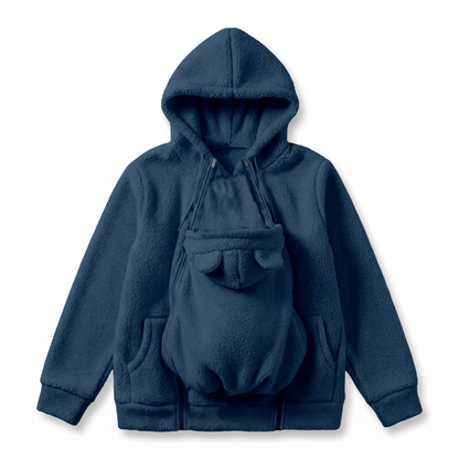 Blauer Fleece-Kapuzenpullover von vorn mit geöffnetem Reißverschluss und ausgeklapptem Babyeinsatz mit kleinen Bärenohren.
