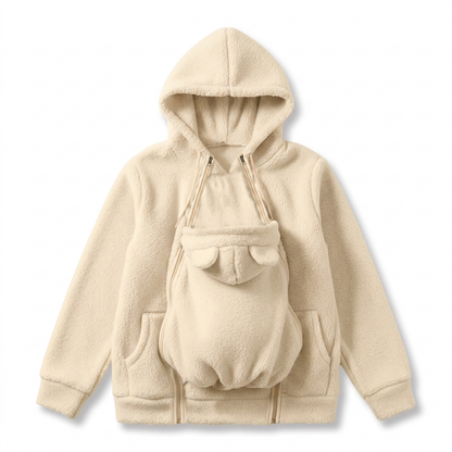 Cremefarbener Teddyfleece-Hoodie von vorn mit geöffneten Reißverschlüssen und ausgeklapptem Babyeinsatz.