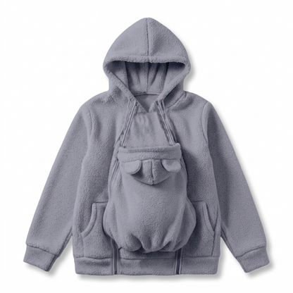 Grauer Fleece-Kapuzenpullover von vorn mit geöffneten Reißverschlüssen und ausgeklappter Babytasche mit kleinen Bärenohren.