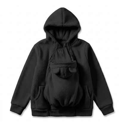 Schwarzer Fleece-Kapuzenpullover von vorn mit ausgeklappter Babytasche, kleinen Bärenohren und seitlichen Reißverschlüssen.