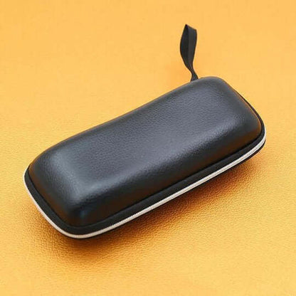 Schwarzes Etui mit genarbter Oberfläche, hellem Reißverschluss und Schlaufe auf orangefarbenem Untergrund 11