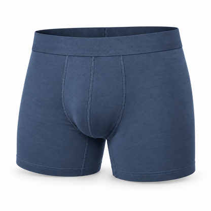 Einzelne blaue Boxerbriefs in gedecktem Stahlblau, Vorderansicht mit breitem Bund und Nähten am Eingriff.