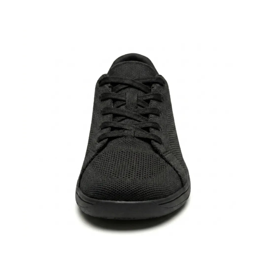 Schwarzer Sneaker von vorne mit Blick auf die Schnürung, die breite Schuhspitze und das feine Strickgewebe. 17