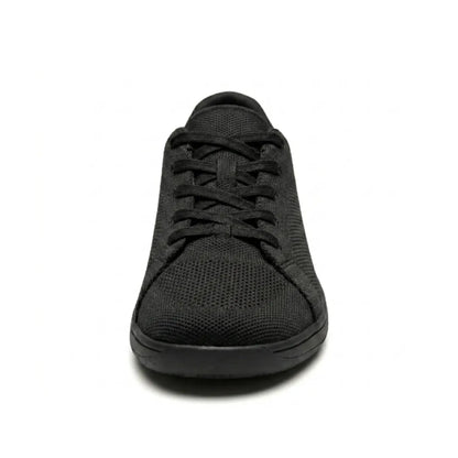 Schwarzer Sneaker von vorne mit Blick auf die Schnürung, die breite Schuhspitze und das feine Strickgewebe. 17