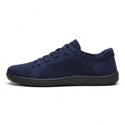 Marineblauer Mesh-Sneaker mit schwarzer flacher Sohle in der Seitenansicht vor weißem Hintergrund. 19