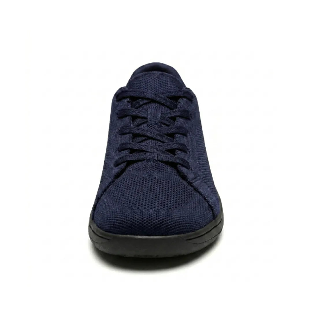 Marineblauer Mesh-Sneaker mit schwarzer Sohle von vorn, Schnürung und breite Schuhspitze sichtbar 26
