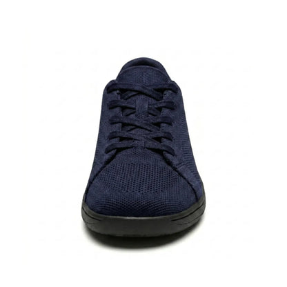 Marineblauer Mesh-Sneaker mit schwarzer Sohle von vorn, Schnürung und breite Schuhspitze sichtbar 26