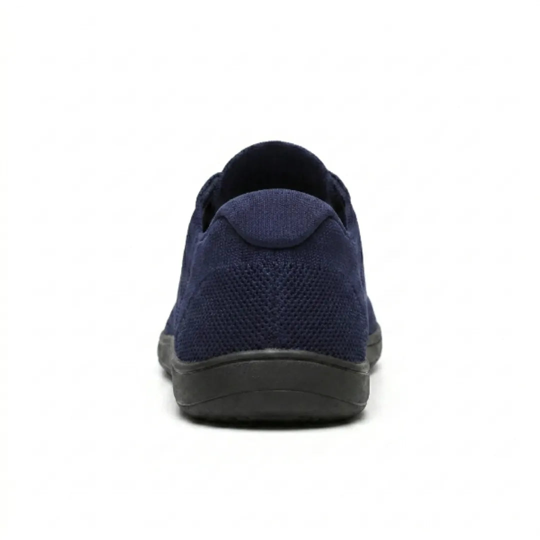 Rückansicht des marineblauen Mesh-Sneakers mit schwarzer Sohle, gepolsterte Ferse und gestricktes Material 27