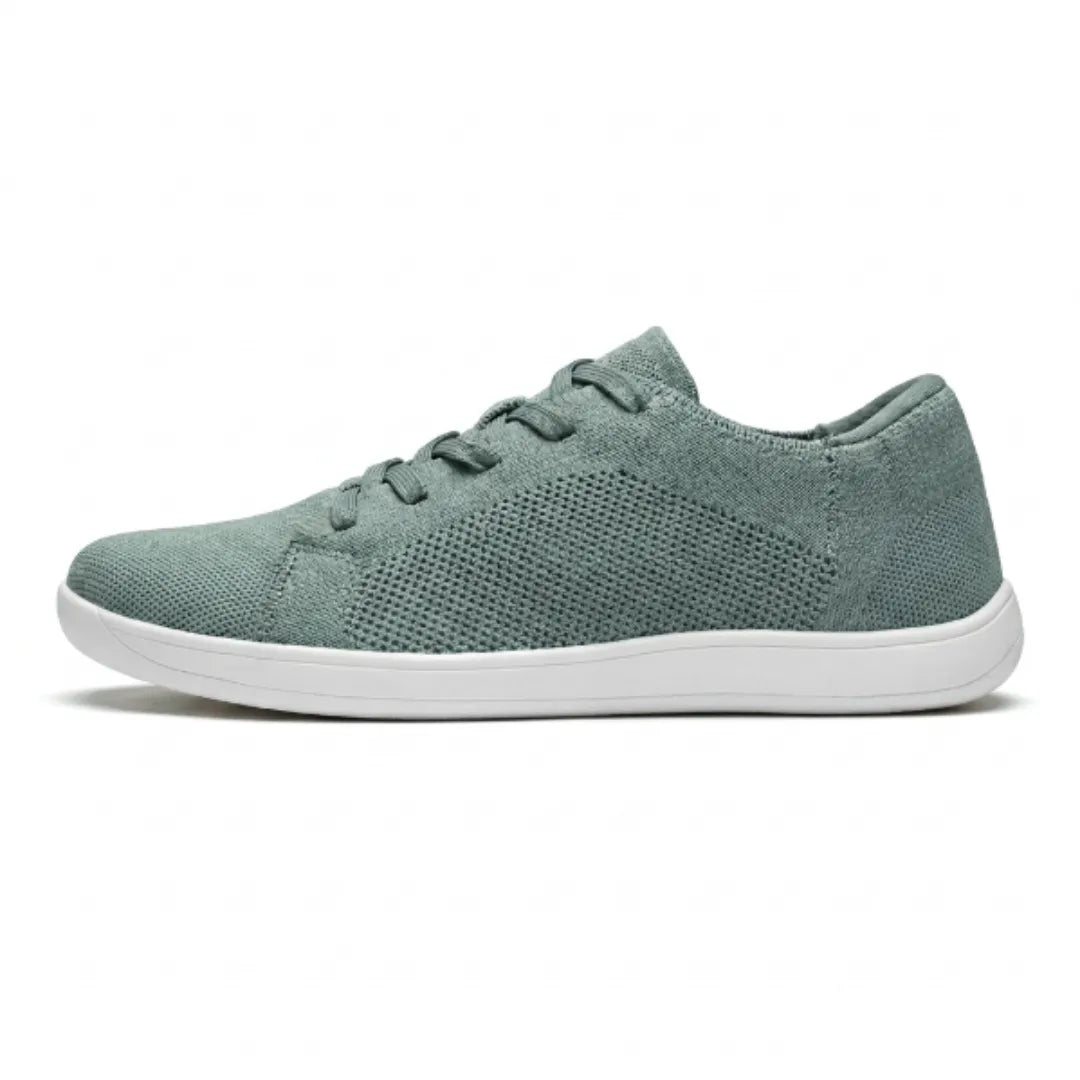 Seitenansicht eines graugrünen Mesh-Sneakers mit weißer Sohle und Schnürung, perforierte Belüftungszone am Mittelfuß 28