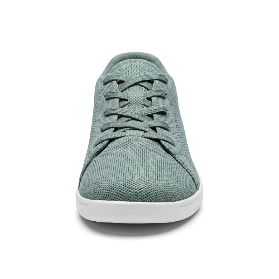 Graugrüner Mesh-Sneaker mit weißer Sohle von vorn, Schnürung und breite Schuhspitze sichtbar 35